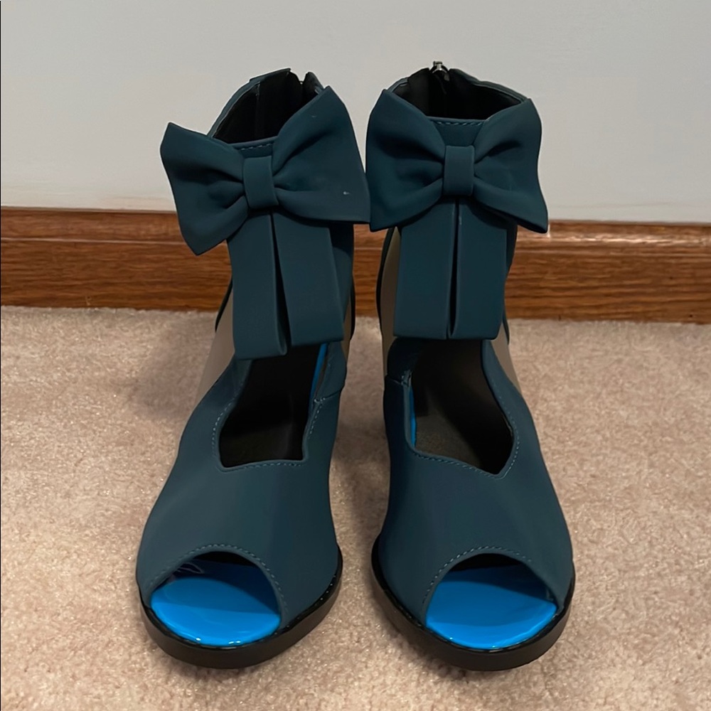 Blue cutout bow accent peep toe sandal